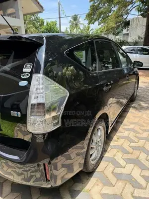 Toyota Prius Alpha 2014
