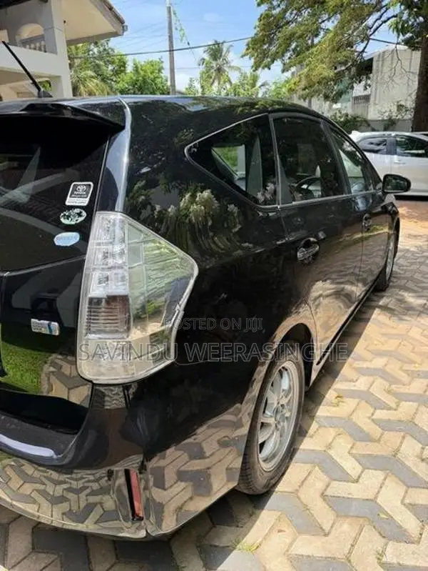 Toyota Prius Alpha 2014