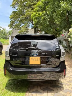 Toyota Prius Alpha 2014