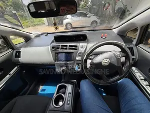 Toyota Prius Alpha 2014