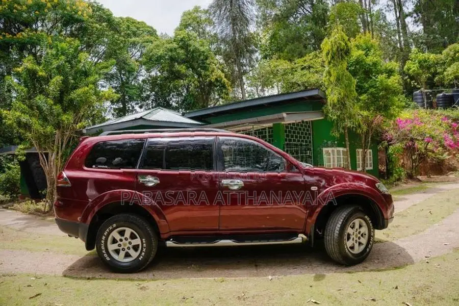 Mitsubishi Montero 2012