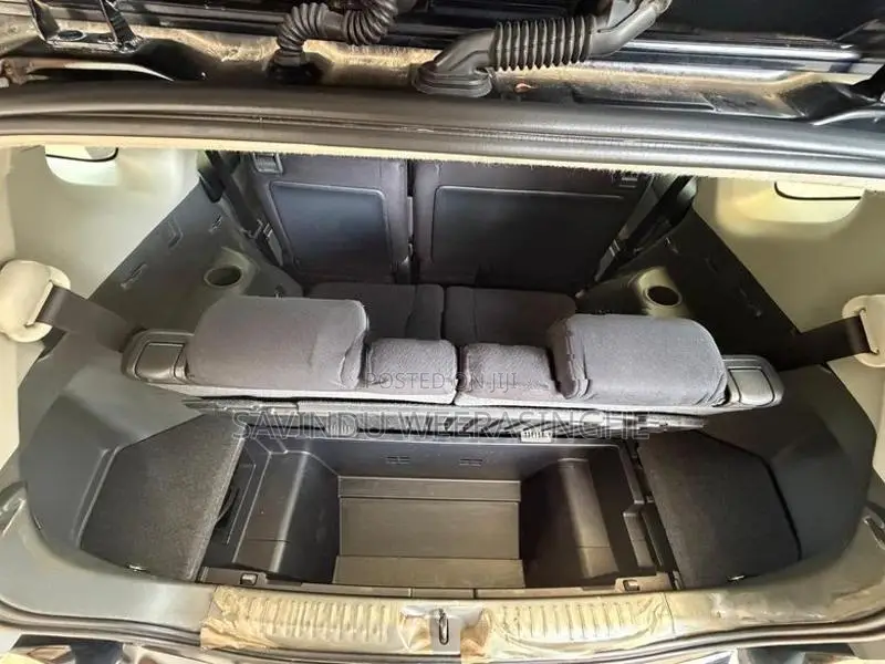 Toyota Prius Alpha 2014
