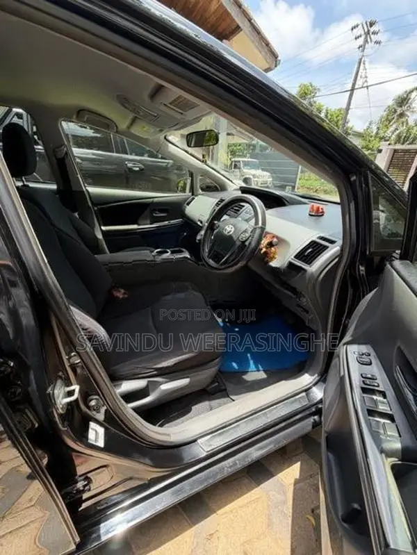 Toyota Prius Alpha 2014