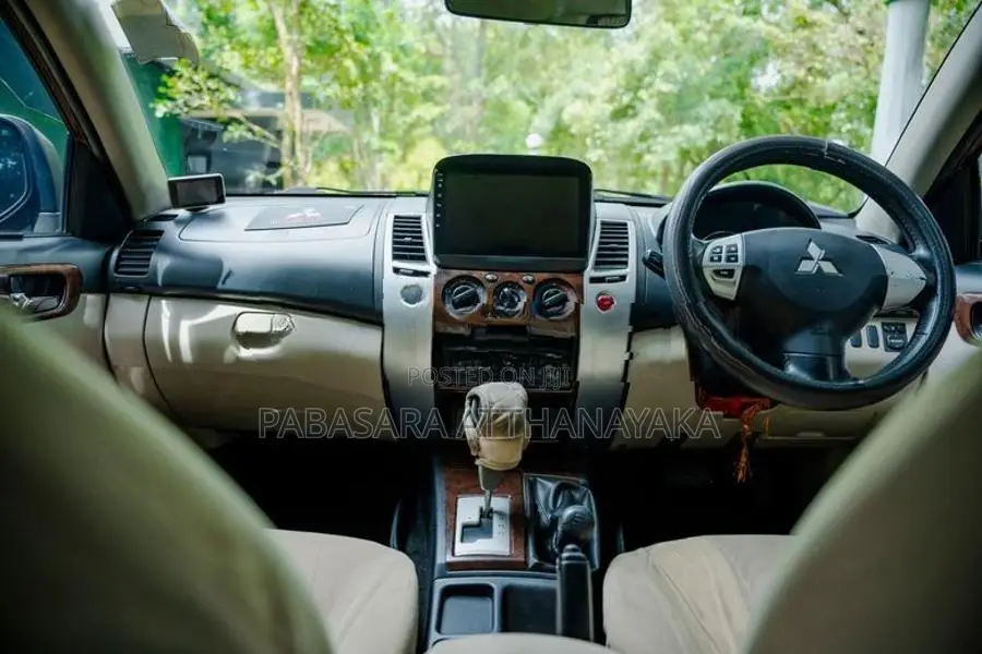 Mitsubishi Montero 2012