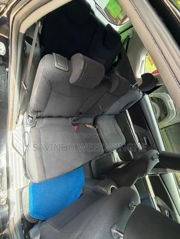 Toyota Prius Alpha 2014