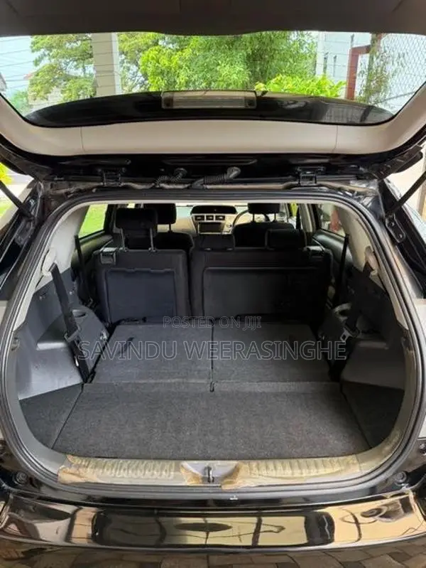 Toyota Prius Alpha 2014