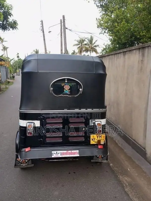 Bajaj RE 205 2011