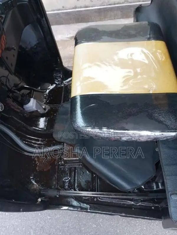 Bajaj RE 205 2011