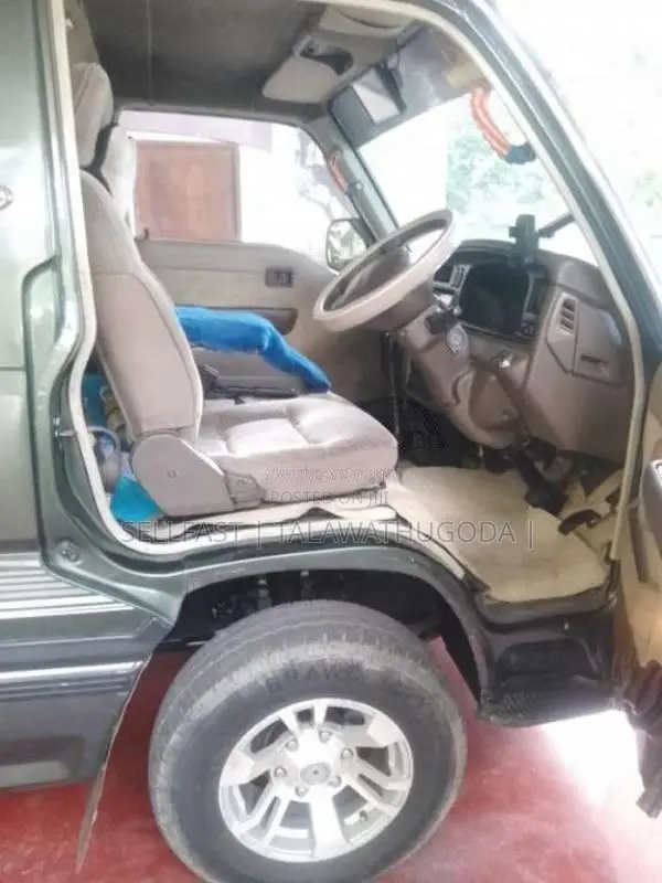 Nissan CARAVAN SHORTVAN 1988 Van (Used)