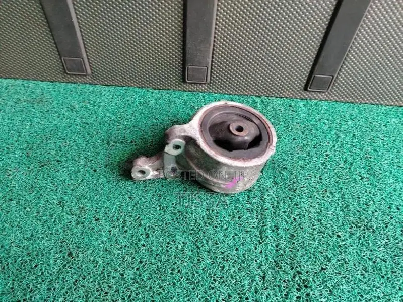 Nissan Bluebird U14 Engine Mount