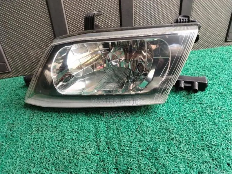 Nissan Wingroad Y11 Headlight