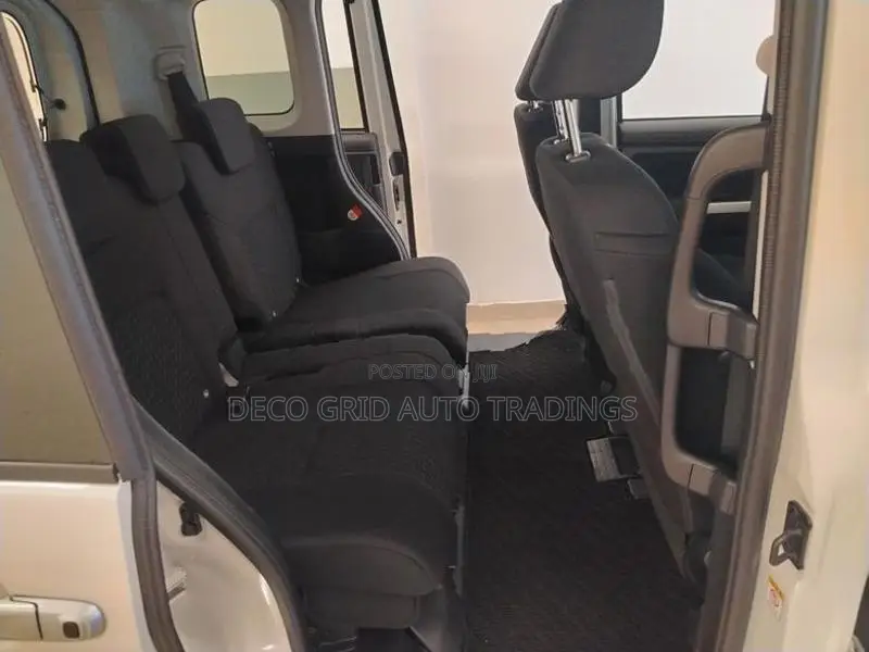 Toyota Roomy Custom G 2023