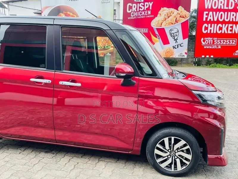 Toyota Roomy Custom G Black Top 2025