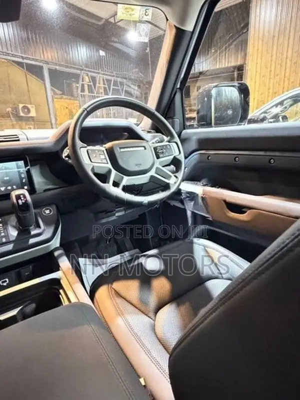 Land Rover Defender 2023
