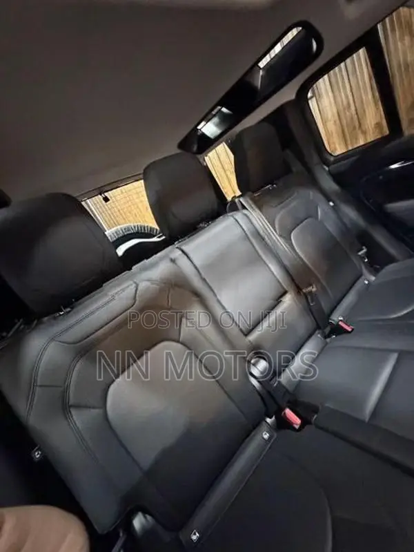 Land Rover Defender 2023