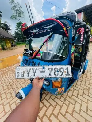 Bajaj RE 205 2012