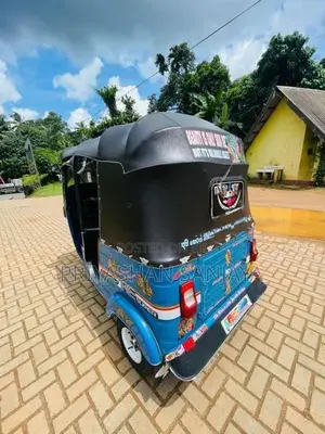 Bajaj RE 205 2012