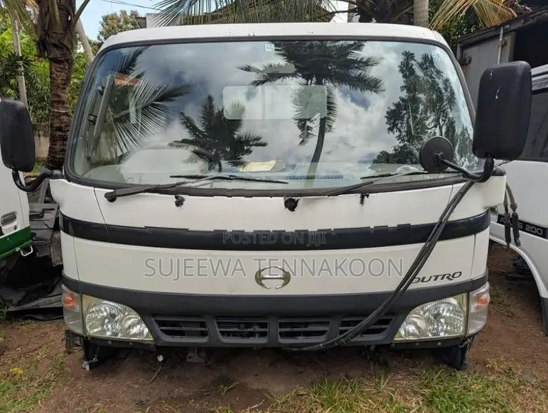 Dyna Dutro Wide Cabin