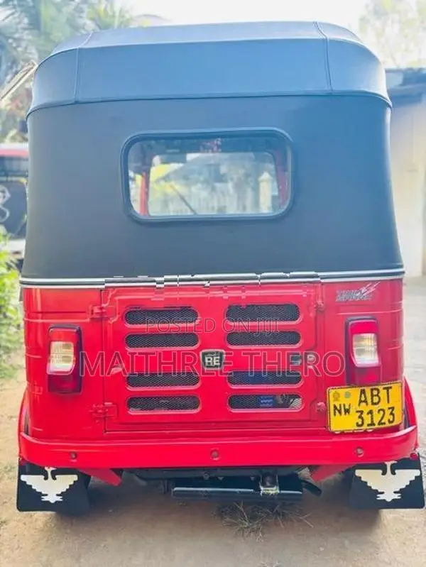 Bajaj RE 2019