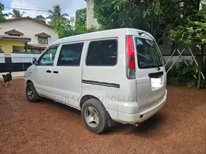 Toyota Noah 2000