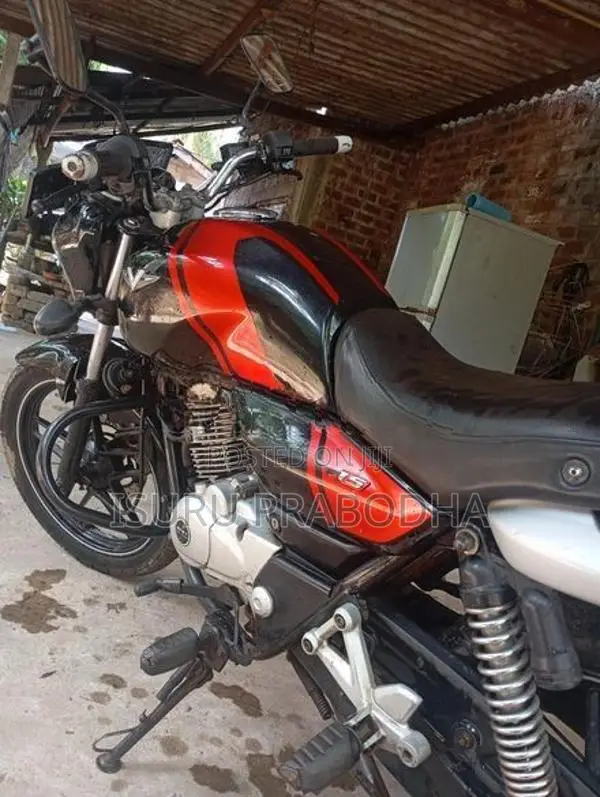 Bajaj V15 2016