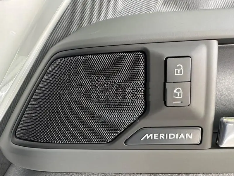 Land Rover Defender 7seater Petrol 2026