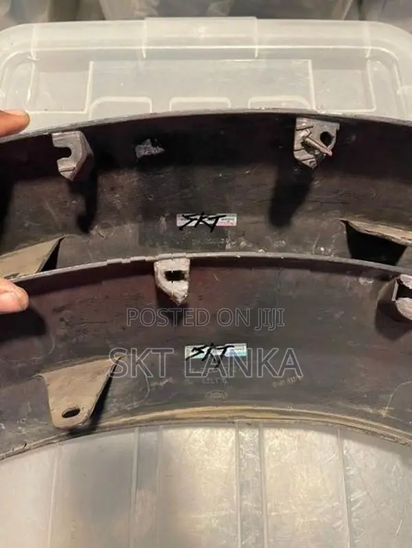 Genuine Discovery 4 2013 Front Bumper Fender Wheel Arch Mouldings