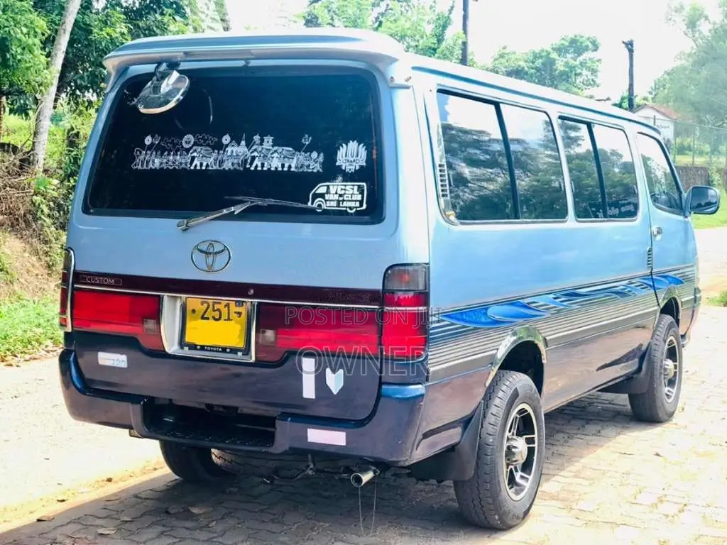 Toyota Dolphin 1993 Van (Used)
