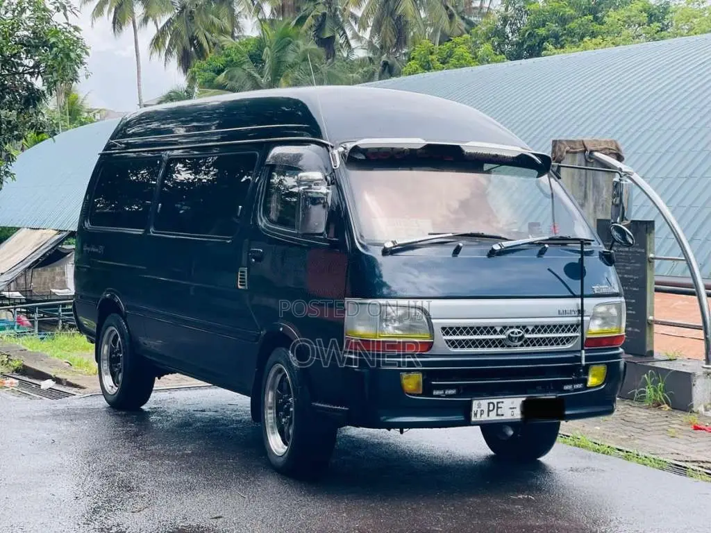 Toyota Dolphin 2002 Van (Used)