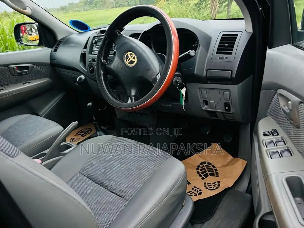 Toyota Hilux Vigo 2005 Pickup (Used)