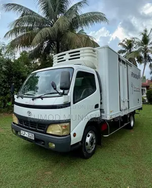 Toyota FREEZER TRUCK 14 5 FEET 2016 Lorry (Used)