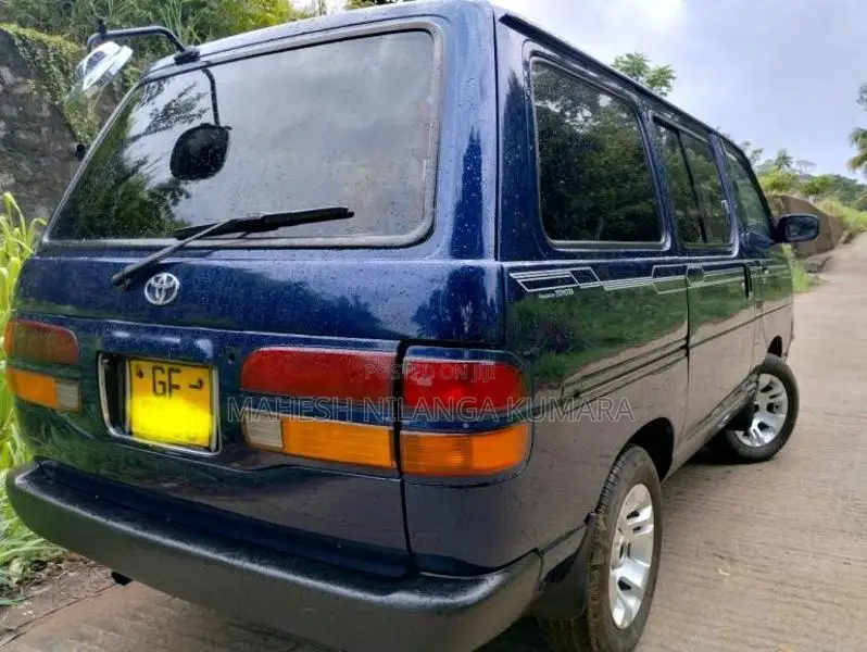 Toyota CR27 2001 Van (Used)