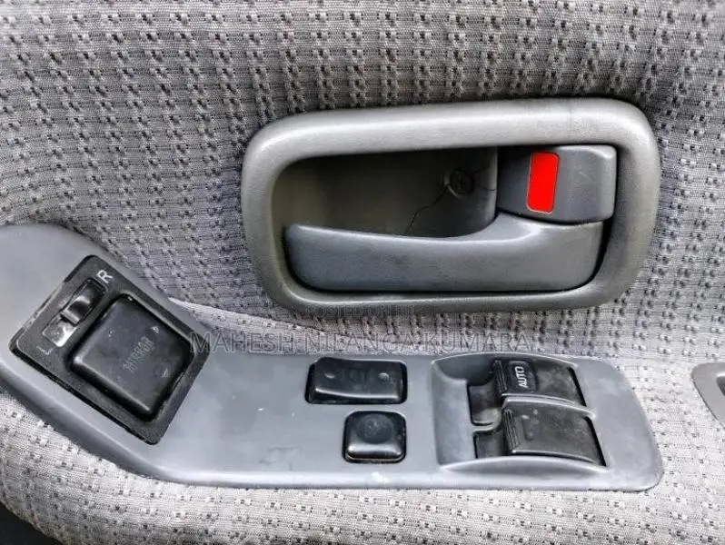 Toyota CR27 2001 Van (Used)