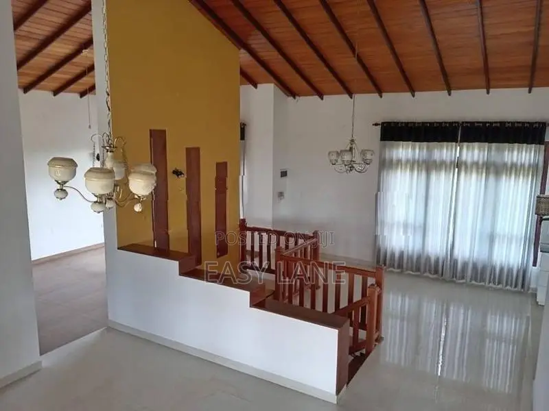 ප්‍රධාන මාර්ගයට මීටර් 200ක් දුරින් අංගසම්පූර්ණ දෙමහල් නිවසක් / SA 1220