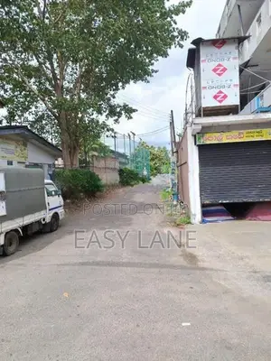 කඩවත නගර මධ්‍යයෙන් නුවර පාරට 250m / YS 14476