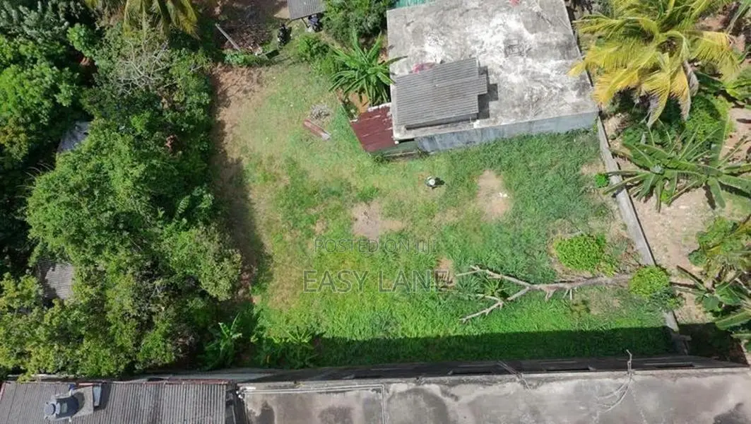 කඩවත නගර මධ්‍යයෙන් නුවර පාරට 250m / YS 14476