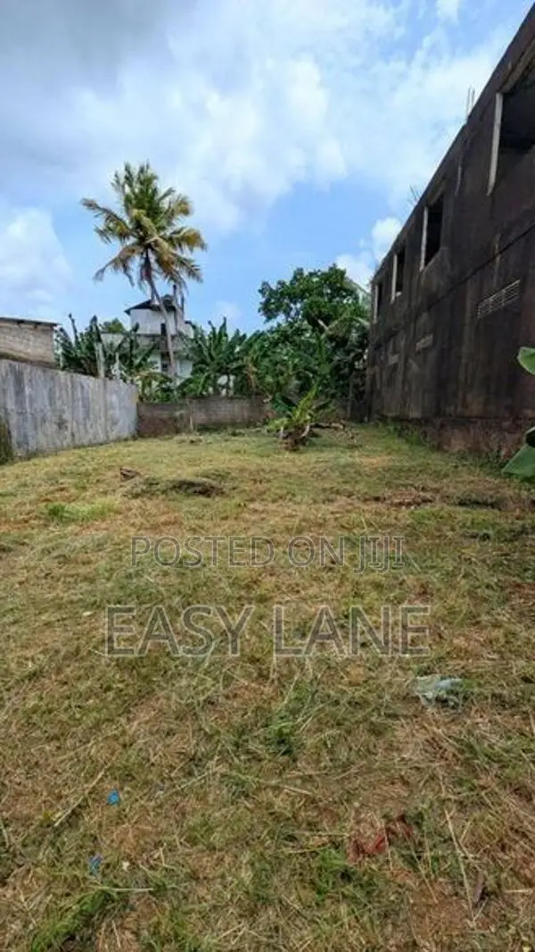කඩවත නගර මධ්‍යයෙන් නුවර පාරට 250m / YS 14476