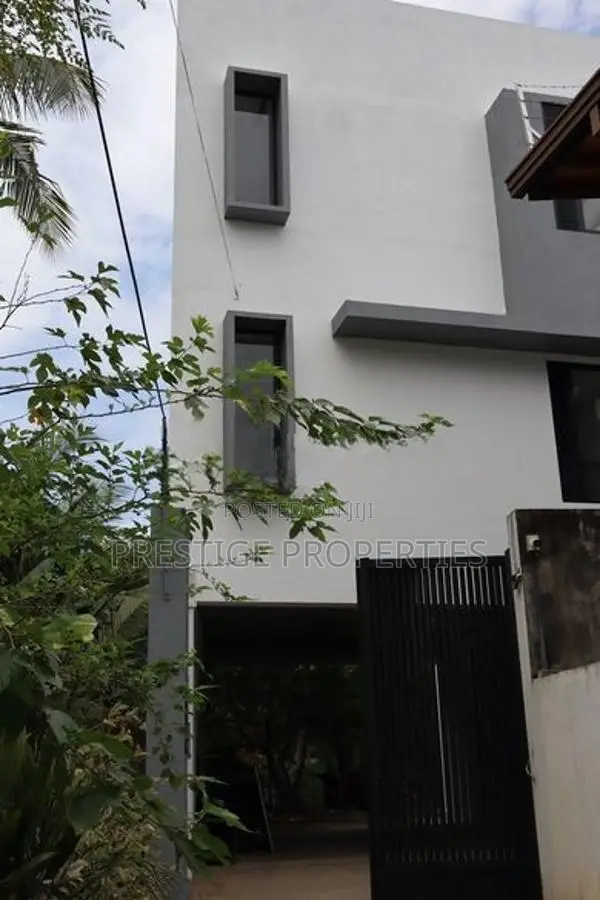 Villa House for rent in Boralesgamuwa- 5 Bedroom 3 Bath
