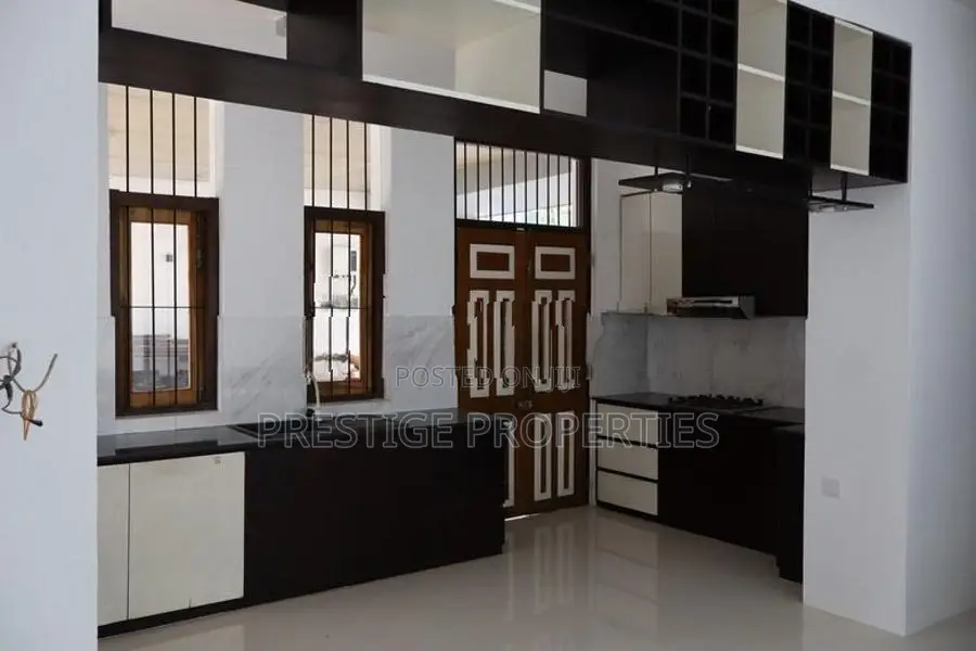 Villa House for rent in Boralesgamuwa- 5 Bedroom 3 Bath