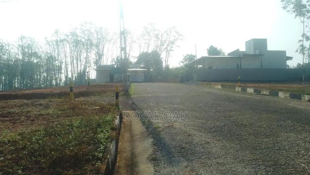 හෝමාගම අටිගලින් ඉඩමක්