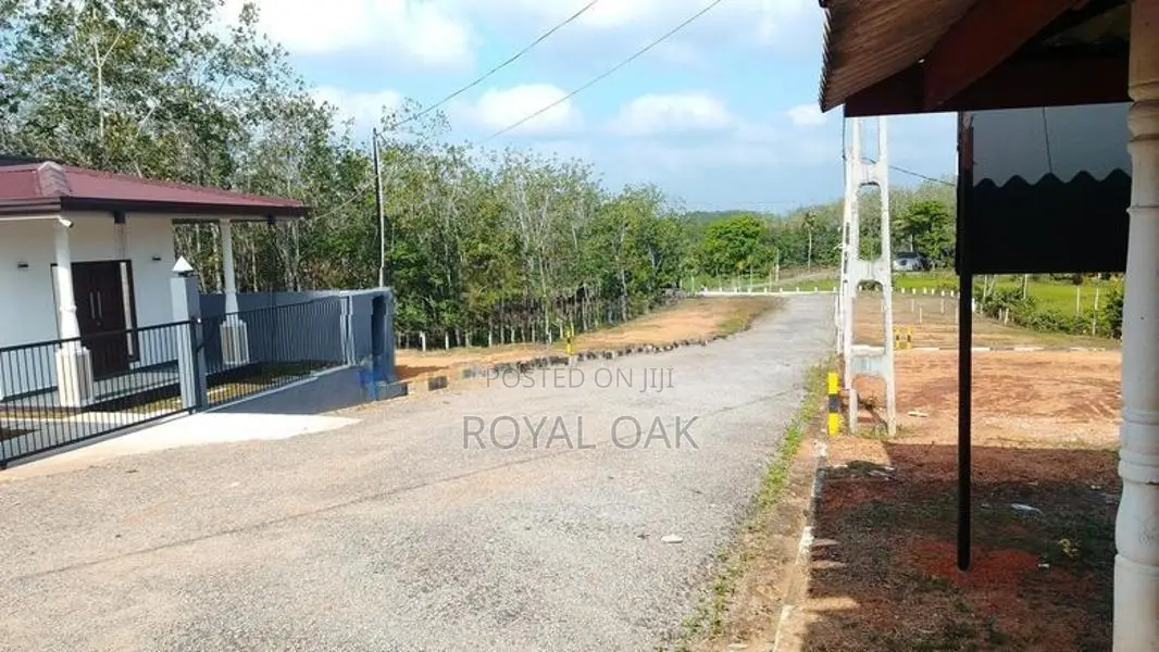 ඉඩමක් මීගොඩින්