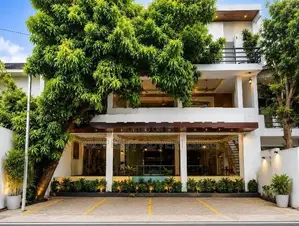 Restaurant for rent in road facing
