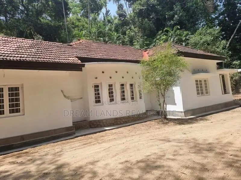 Singal story stand a lone house for rent kandy