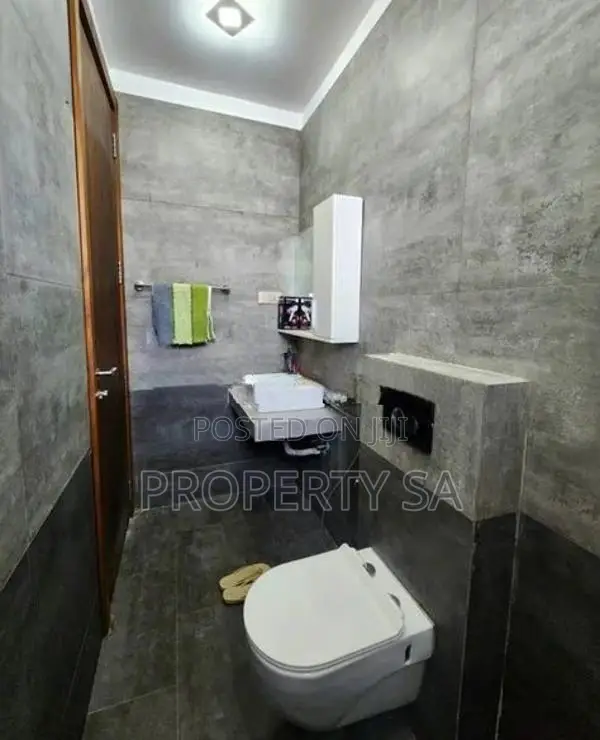 3 bedroom Apartment for Rent in Colombo 5