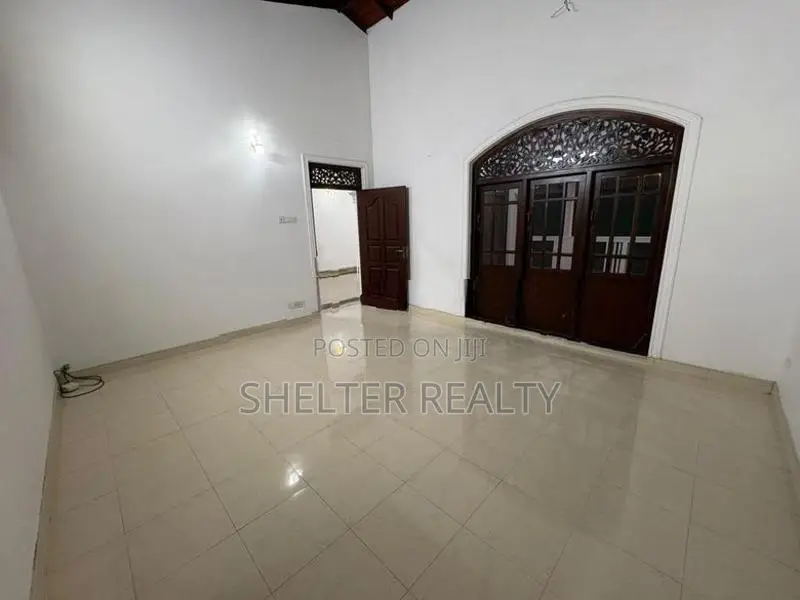 Spacious 4 BR House for rent in Rajagiriya , Buthgamuwa Rd