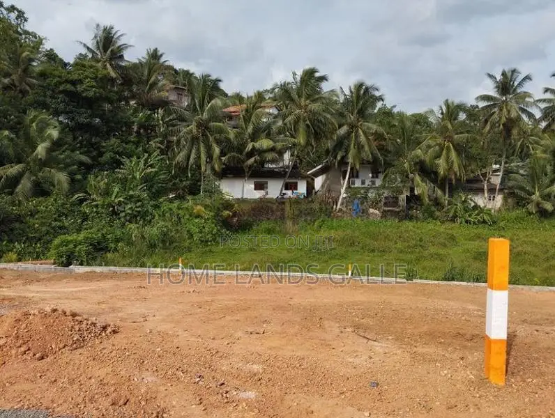ගාල්ල වදුරඹ ප්‍රධාන මාර්ගයට ආසන්නයෙන්