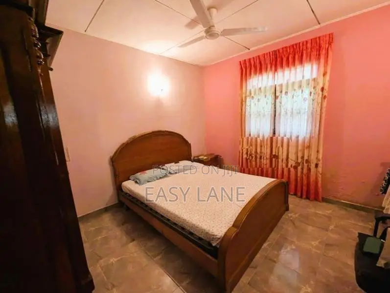 යක්කල ගම්පහ පාරෙන් ශාන්ති මාවතේ නිවස සමග විශාල ඉඩමක්