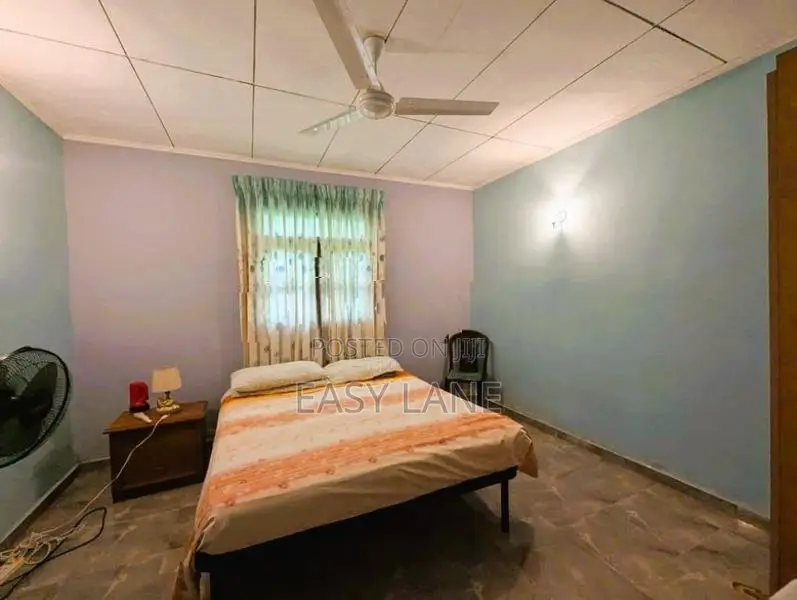 යක්කල ගම්පහ පාරෙන් ශාන්ති මාවතේ නිවස සමග විශාල ඉඩමක්