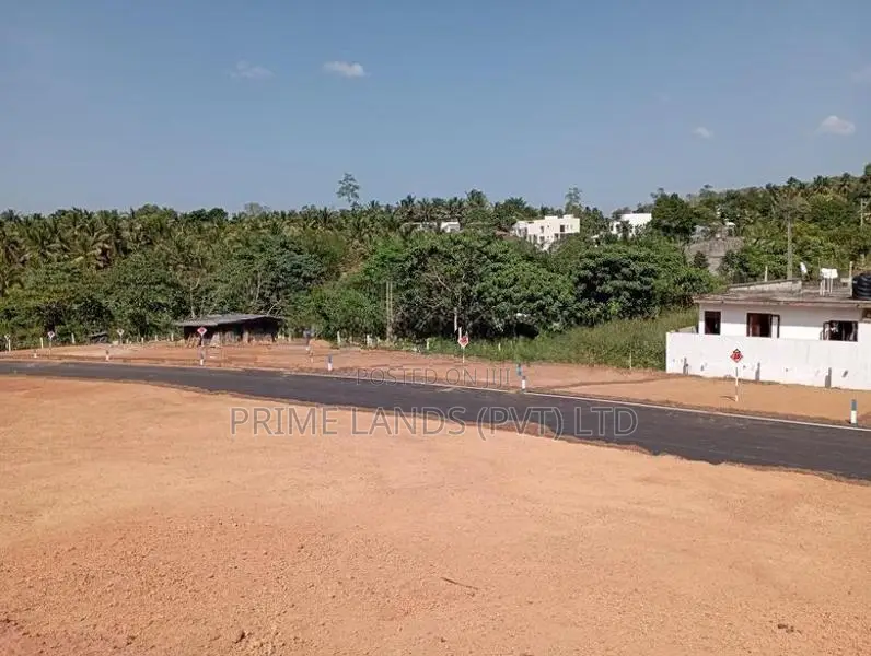 හොරන කොලඹ බස් පාරට 1km හොඳම තැනක්