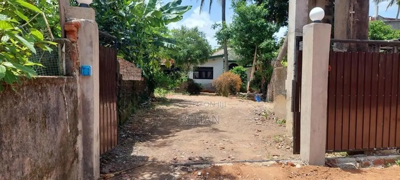 33 Perches Land With A House Panadura